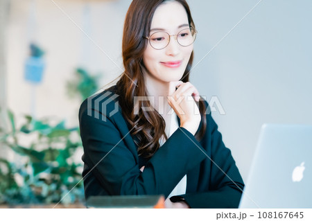 パソコンに向かう若いビジネスウーマン パソコンに向かう若いビジネスウーマン 108167645