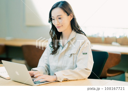 設計事務所で働く女性エンジニア 108167721