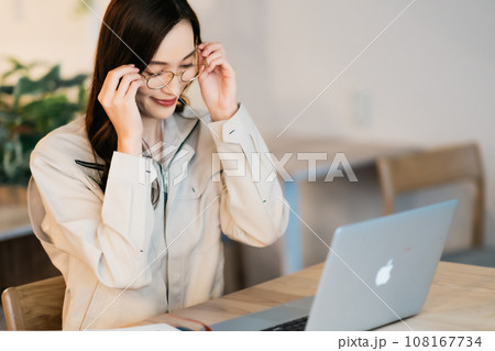 設計事務所で働く女性エンジニア 設計事務所で働く女性エンジニア 108167734