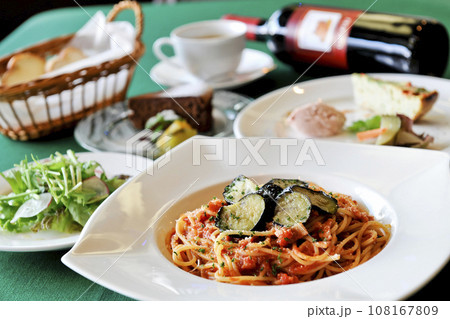 美味しそうなパスタランチ 108167809