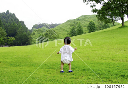 大自然の中の赤ちゃん 大自然の中の赤ちゃん 108167982