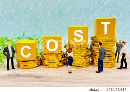 コストや費用を考えるビジネスマン 108168415