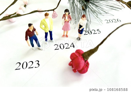 2024年の目標を考える若い男女 2024年の目標を考える若い男女 108168588