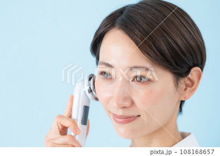 美顔器を使用するミドル女性 108168657