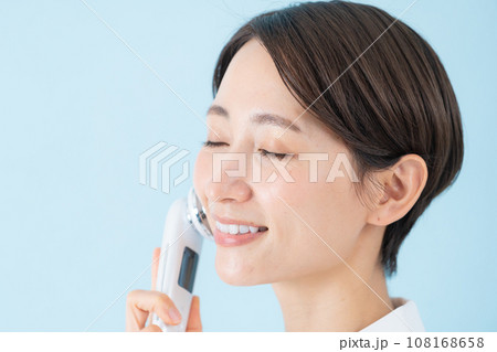 美顔器を使用するミドル女性 108168658