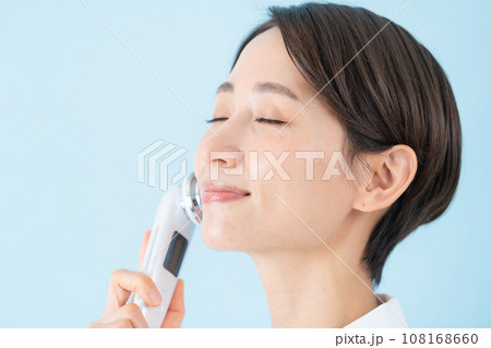 美顔器を使用するミドル女性 美顔器を使用するミドル女性 108168660