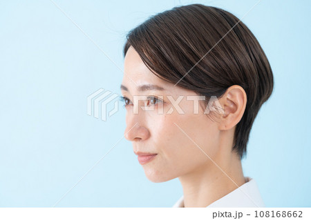 ミドル女性の横顔 ミドル女性の横顔 108168662
