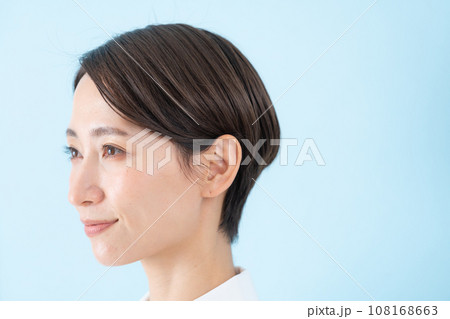 ミドル女性の横顔 108168663