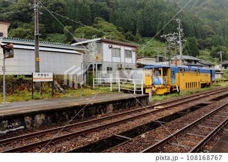JR東海の最北端駅 高山本線 杉原駅のマルチプルタイタンパー 108168767