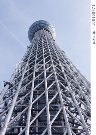 地上から見上げる東京スカイツリー 108168771