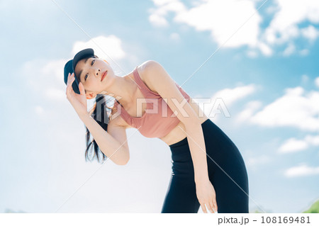 スポーツファッションの女性 108169481