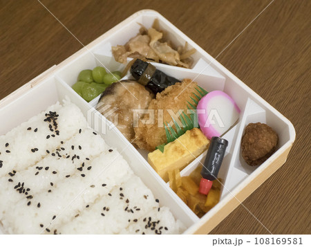 スタンダードな駅弁 108169581