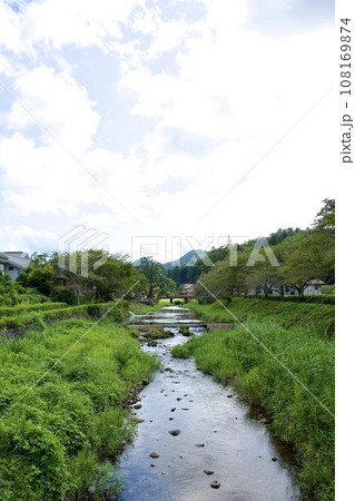 田舎の小さな川 108169874