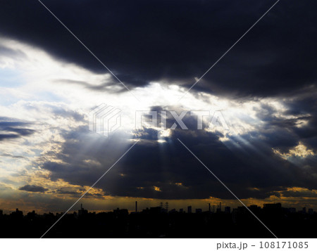 雲間からの光・薄明光線 108171085