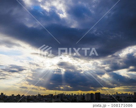 雲間からの光・薄明光線 雲間からの光・薄明光線 108171086