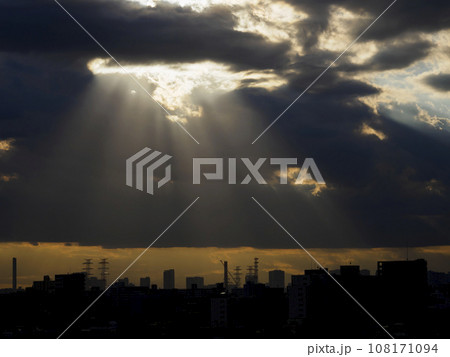 雲間からの光・薄明光線 雲間からの光・薄明光線 108171094