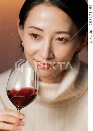 赤ワインを飲む女性 赤ワインを飲む女性 108171493