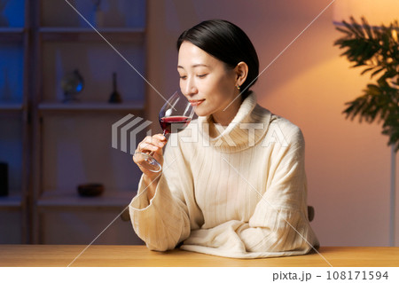 赤ワインを飲む女性 赤ワインを飲む女性 108171594