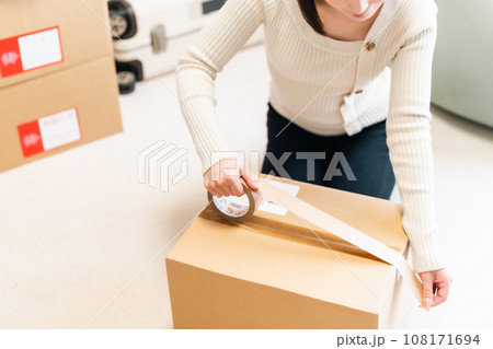 引越直前に並べられた荷物 108171694