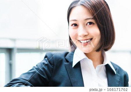 スーツを着たキャリアウーマン スーツを着たキャリアウーマン 108171702