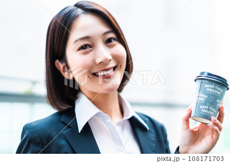 コーヒーで休憩をする若い女性 コーヒーで休憩をする若い女性 108171703