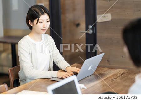 クリエイティブオフィスで働く若い女性 108171709