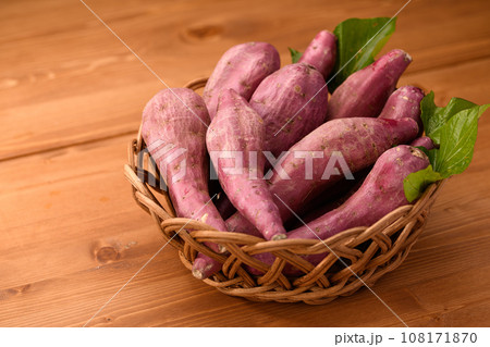 秋の味覚 さつまいも 鳴門金時 いも とっても美味しいねっとりとしたさつま芋 木目バック 108171870