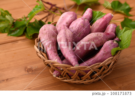 秋の味覚 さつまいも 鳴門金時 いも とっても美味しいねっとりとしたさつま芋 木目バック 108171873