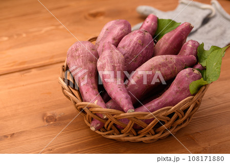 秋の味覚 さつまいも 鳴門金時 いも とっても美味しいねっとりとしたさつま芋 木目バック 108171880