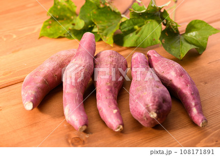 秋の味覚 さつまいも 鳴門金時 いも とっても美味しいねっとりとしたさつま芋 木目バック 108171891