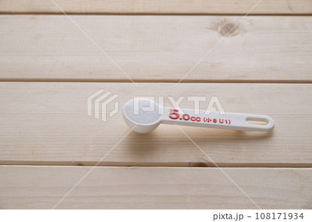計量スプーンで塩小さじ一杯 108171934