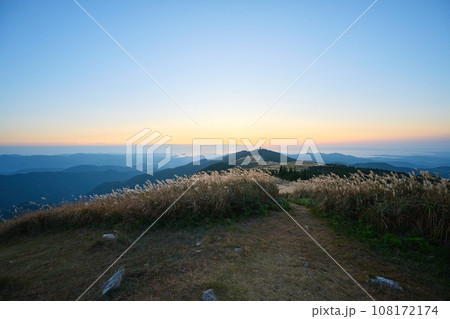 生石ヶ峰山頂から見た生石高原の夕景 生石ヶ峰山頂から見た生石高原の夕景 108172174