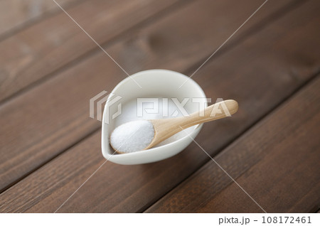 塩と木製スプーン 塩と木製スプーン 108172461
