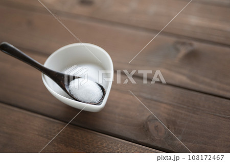 塩と木製スプーン 塩と木製スプーン 108172467