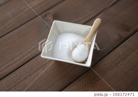 塩と木製スプーン 108172471
