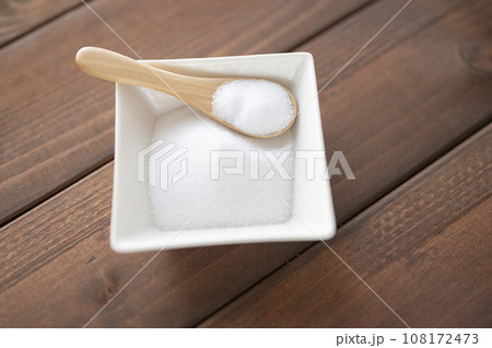 塩と木製スプーン 108172473