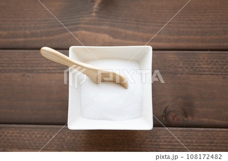 塩と木製スプーン 塩と木製スプーン 108172482