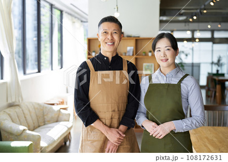 カフェの経営をするアジア人夫婦 カフェの経営をするアジア人夫婦 108172631
