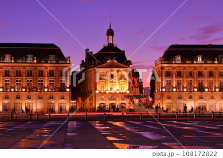 フランス ボルドー　夕暮れ時のブルス広場のライトアップされた建物 108172822