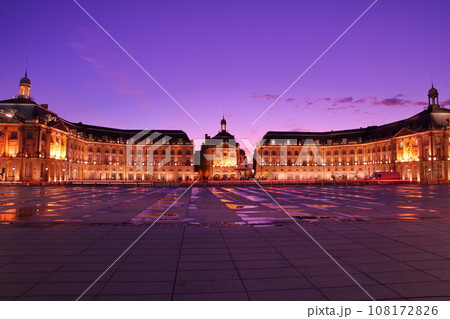 フランス ボルドー 夕暮れ時のブルス広場のライトアップされた建物 フランス ボルドー 夕暮れ時のブルス広場のライトアップされた建物 108172826