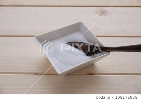 塩と木製スプーン 塩と木製スプーン 108172938