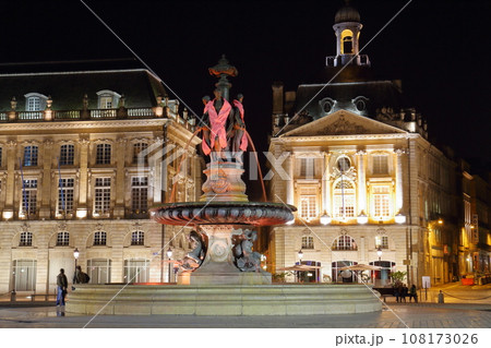 フランス ボルドー　夜のブルス広場のライトアップされた建物と中心にある三美神の噴水 108173026