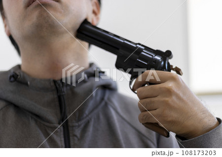 玩具の拳銃を顎に当てて自殺する男性のイメージ 108173203