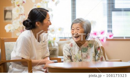 談笑する高齢女性と職員 108173323