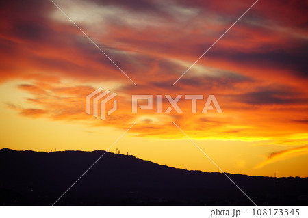 灼熱の地獄のような秋の夕焼け 108173345