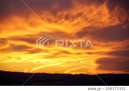 灼熱の地獄のような秋の夕焼け 灼熱の地獄のような秋の夕焼け 108173352