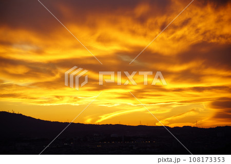 灼熱の地獄のような秋の夕焼け 灼熱の地獄のような秋の夕焼け 108173353
