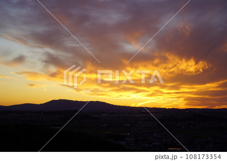 炎に焼かれる生駒山の夕焼け 炎に焼かれる生駒山の夕焼け 108173354