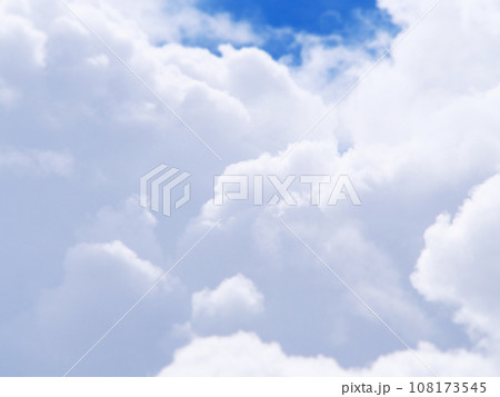 夏の青空と白い雲 背景素材 夏の青空と白い雲 背景素材 108173545