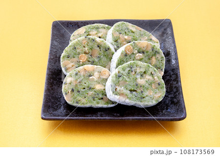 お皿に盛った青海苔入りピーナッツ餅【金色背景】 108173569